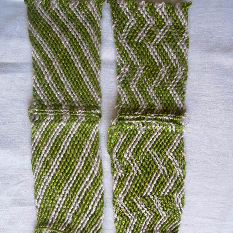 Oplétání / šňůrkové pletení - vlevo pletená v pravém směru, vlevo se střídáním pravého a levého směru křížení